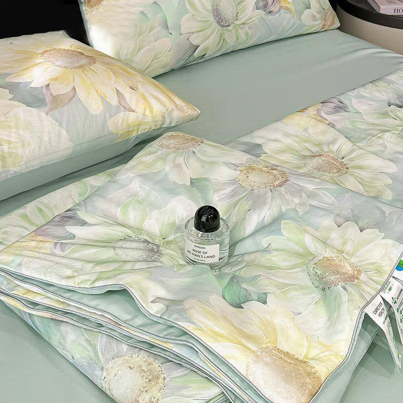Daisy Print Silky Natural Quilt